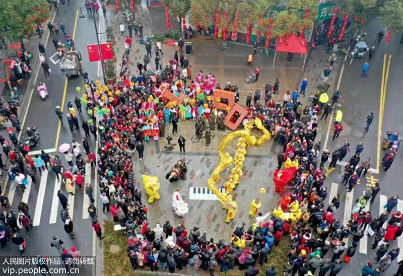 春节将至，安徽宁国港口镇空气中满溢着喜庆和年味儿。