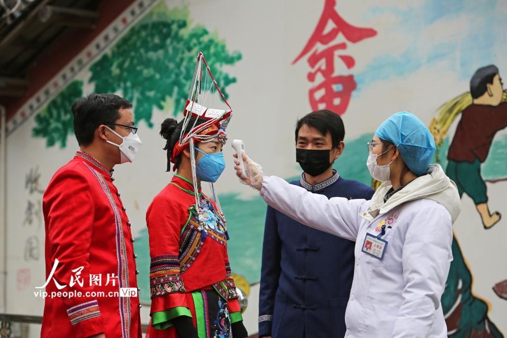 2月8日，村医在安徽宁国云梯畬族乡千秋村为村民量体温。