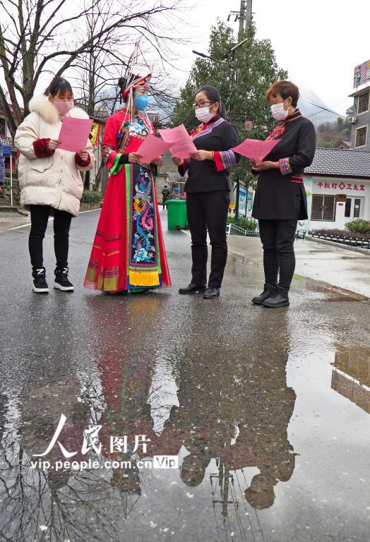 2月8日，安徽宁国云梯畲族乡党员志愿者向村民宣传新冠肺炎防御知识。