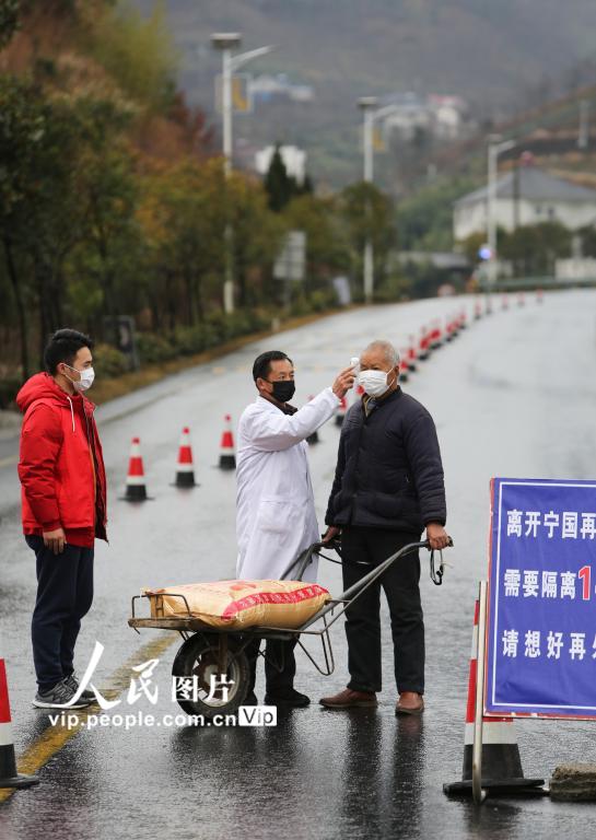 2月8日安徽宁国云梯畲族乡位于皖浙交界处，医护人员正在为往返皖浙的村民量体温。