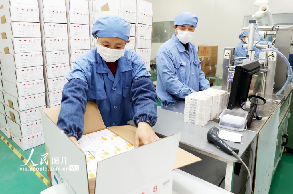 2月5日，江苏吴中医药集团有限公司包装车间的工人们正在将盐酸阿比多尔片包装打箱。从1月23日开始，该公司210名工人24小时轮流上班，抓紧生产，火速发往武汉、温州等地。（华雪根 人民图片）