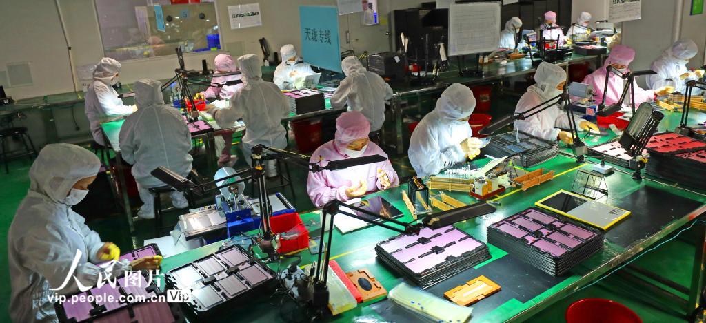 2月4日，江西合力泰科技有限公司正式复工复产，加紧生产红外体温检测仪配套显示屏。 （邓和平 人民图片）