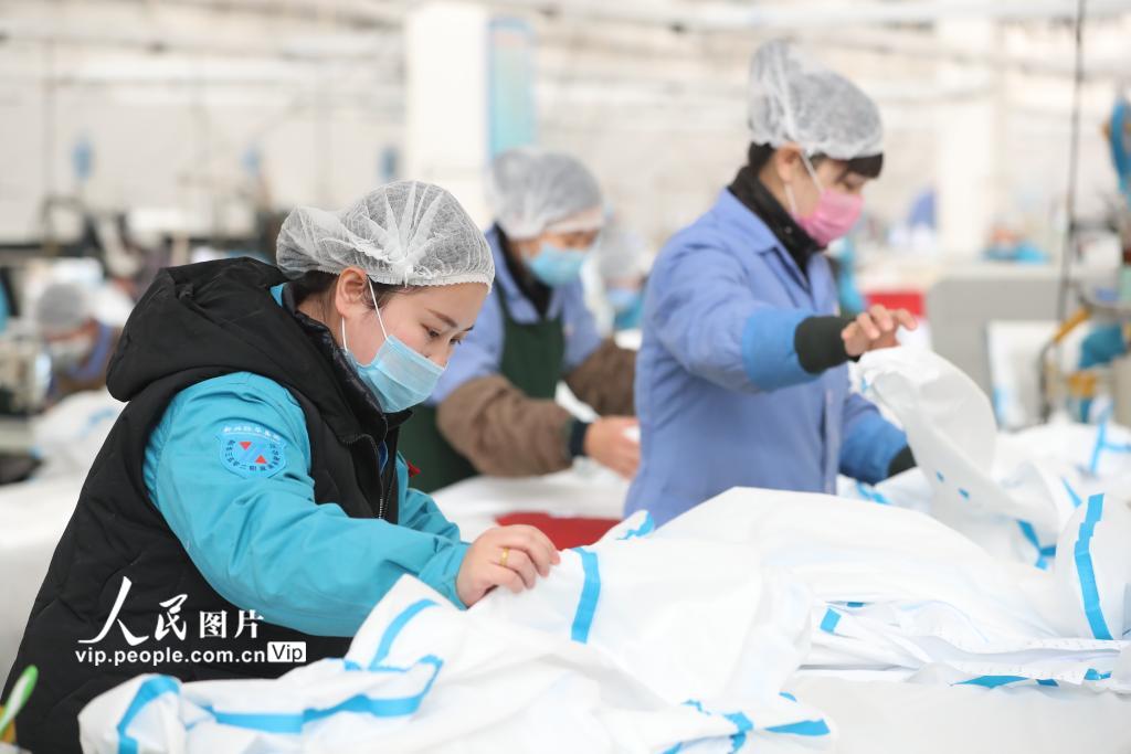 2月3日，位于河北省石家庄市井陉县的际华3502公司生产车间，工人在加紧制作医用防护服。（王保龙 人民图片）