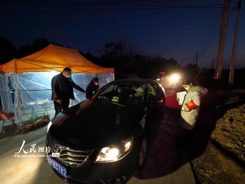 2月20日，安徽省宣城市宣州区洪林镇宣茶村孙家榨南疫情防控执勤点一家人对来往车辆进行检查。