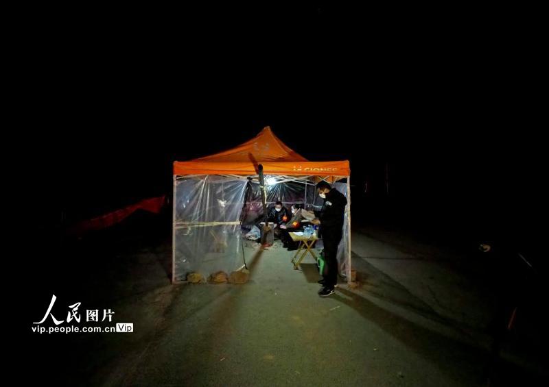 2月20日，夜深了，在安徽省宣城市宣州区洪林镇宣茶村孙家榨南疫情防控执勤点村书记来点巡查。