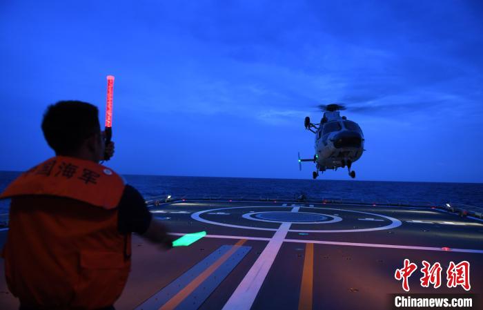 太原舰舰载直升机进行夜间着舰训练。　刘飘 摄