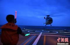 中国海军第35批护航编队组织双机跨昼夜飞行训练