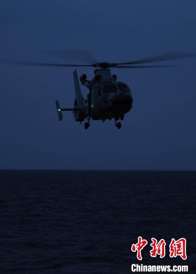 海军第35批护航编队舰载直升机进行夜间飞行训练。　江山 摄