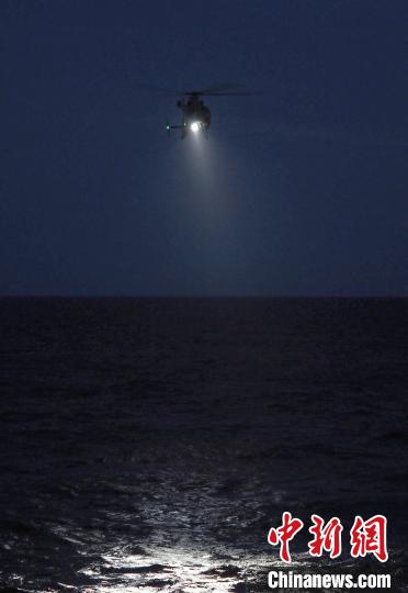 太原舰舰载直升机进行夜间飞行训练。　江山 摄