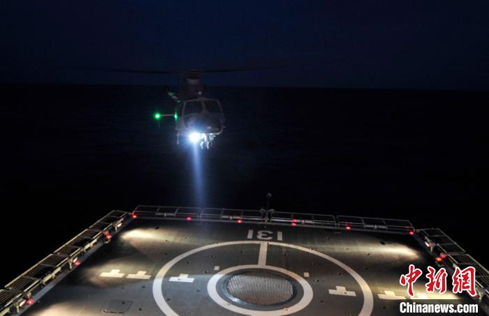 太原舰舰载直升机进行夜间着舰训练。　江山 摄