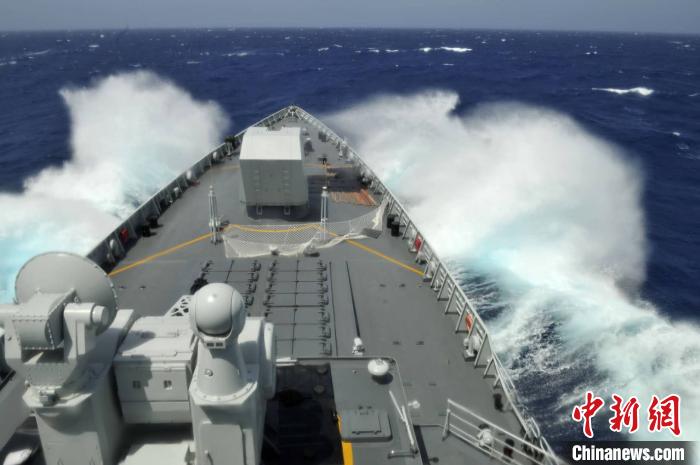 当地时间6月8日，海军第35批护航编队太原舰劈波斩浪向实弹射击海域高速机动。　刘飘 摄