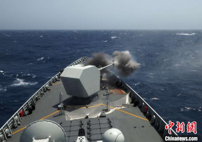 当地时间6月8日，海军第35批护航编队太原舰主炮对海实弹射击。　江山 摄