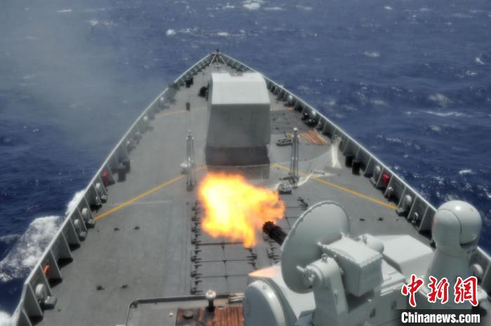 当地时间6月8日，海军第35批护航编队太原舰副炮对海实弹射击。　刘飘 摄