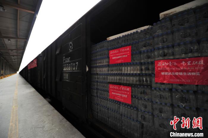 图为4月2日，西藏自治区向湖北省恩施州、荆州市等地捐赠了总价值478.87万元人民币的矿泉水18.33万箱。　张伟 摄