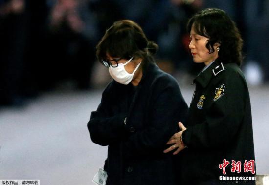 2016年11月3日，韩国首尔，朴槿惠的闺蜜崔顺实在首尔中央法院就“干政门”事件接受审查后离开。
